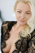 Tina ist eine kurvige, natürliche Blondine mit viel Charme, Leidenschaft und einem Gespür dafür, was dir gut tut.